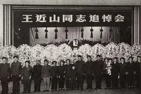 78年王近山逝世后，家人向邓小平提出唯一要求，邓公为何摇头拒绝图片