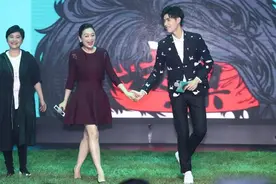 陈红携儿子上节目，穿连衣裙扎马尾显年轻，陈飞宇阳光帅气更像妈图片