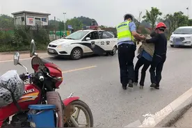 超暖心！女子路边腹痛难忍 民警驾车送到医院后背着她一路狂奔图片
