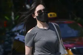 大腿粗的女生这样穿搭，牛仔骑行裤配短袖衫，清爽美丽显瘦显身材图片