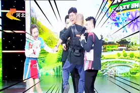 崆峒高手表演“睡玻璃渣”，不仅要躺着玻璃渣上，身上还要站个人视频封面