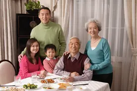 儿媳生了孩子，婆婆愿意出钱还是出力？三个婆婆给出了答案图片