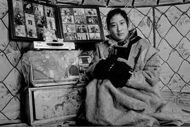 80年代，蒙古国女子草原上扬鞭催马，现在女子时尚却遗忘了草原图片