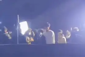 又添恋爱锤？张子枫和吴磊跨年夜蹦迪被偶遇，此前片场互动太亲密图片