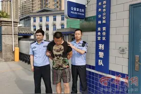 “在西安摆摊卖水果，纹身男每天来收费” 警方：助力“地摊经济”，抓！图片