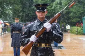 满满的仪式感，美国阿灵顿公墓验枪换岗背后的故事图片