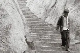 印度一奇葩习俗，人人都需赤脚走路，穿鞋子会受此“待遇”！