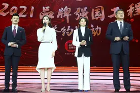 董卿终于亮相主持活动，与李思思同台比美，旁边严於信成了陪衬图片