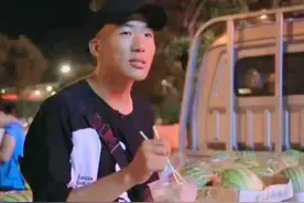 2018年，卖西瓜凑学费的励志男孩李恩惠，如今大学毕业怎么样了图片