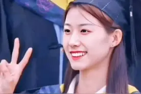 山西一位女学生走红，毕业照登上学校官网专栏背景，颜值让人上头图片