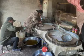 到农村的传统油坊榨油，如果不要油渣饼还倒给钱，原来猫腻还不少图片