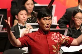 大衣哥朱之文儿子结婚，送儿子高价新房，大衣嫂打扮好隆重图片