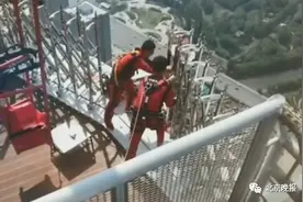 游客百米高空荡秋千撞护栏险跌落，项目运行仅10天！图片