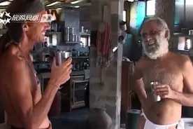 第一次吃中餐的印度人，吃得欢快极了，而中国记者却吃吐了视频封面