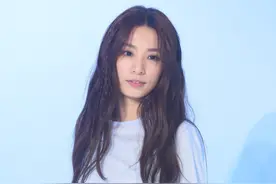 迎来37岁生日的田馥甄，穿上浅色穿搭一下子美成18岁图片