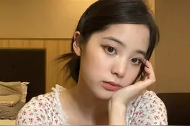 有一种字体叫“欧阳娜娜体”，单看每个字很丑，组合起来萌如其人图片