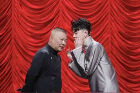 太卑微了！粉丝给张云雷三鞠躬遭无视，陈宥维将粉丝礼物扔垃圾桶图片