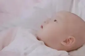 “这是我的宝贝，患有脑瘫、癫痫、聋哑、肺炎、不会走路……”图片