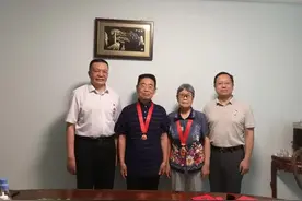 初心不渝岁月鉴 五十余载向党情——应急管理部天津消防研究所领导看望慰问退休老党员图片