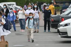 开学第一天 你家“小豆包”找对教室了吗？记得学号吗？图片
