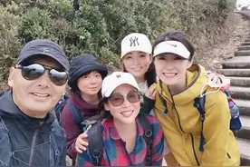 三大男神爬山被偶遇，周润发精神好，苗侨伟变化小，黄日华最友善图片