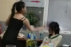“黑衣女”连打女孩50耳光 唐山滦南警方：嫌疑人已自首图片