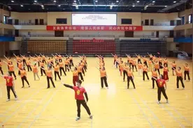 和着这个旋律，跳着跳着就忍不住唱起来图片