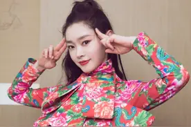 乡村猫女！宋轶穿“东北花袄”走秀，秀S曲线半马尾俏皮图片