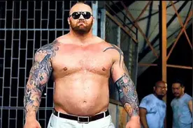 打架时，如果遇到体型力量都比自己大的对手，该如何对付？