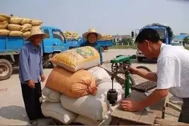 农村收货小商贩，“作弊秤”手法大全，了解不上当图片