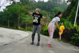 简单的一组画面反应了农村儿童的童年，快乐而简单图片