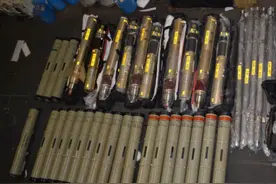 伊朗用帆船走私导弹，鹰击反舰导弹赫然在列，美海军士官瑟瑟发抖图片