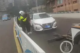 隧道内所有车都在“逆行”？反应过来后，他还硬着头皮往前开……图片