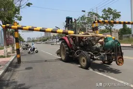 商丘一拖拉机撞断限高杆驾驶员被压，救援人员出动吊车解救图片