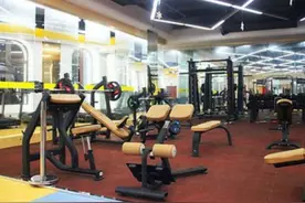 男子花4万元办健身卡，却对女教练不满意：都是有身体上的触碰图片