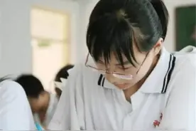 当年那个高考忘涂答题卡，下跪恳求给机会的女孩，后来怎么样了图片