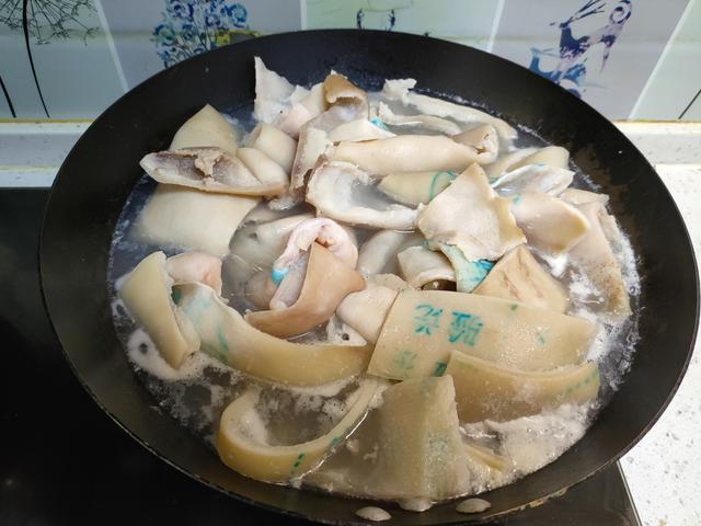 做猪皮冻，猪皮和水的比例是多少？教你正确做法，Q弹紧实无腥味