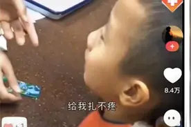 5岁男孩打针嘴不停，边称赞护士边安慰自己，表情到位很可爱图片