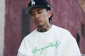 知名男星为辱华电影献唱！仅在外网宣传被指两面派，网友骂声一片图片