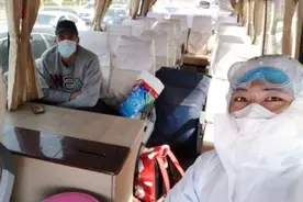 争议！曝医护人员摘护目镜与费莱尼合影，网友：两人都该被隔离！图片