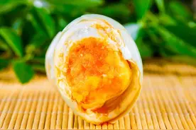 吃不完的咸鸭蛋，千万别直接放冰箱！大厨教您一招，放1年都新鲜图片