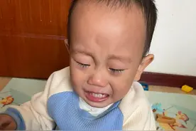 我对大宝做过比后妈还狠的事，把他关在门口，和爸爸在屋里逗弟弟图片