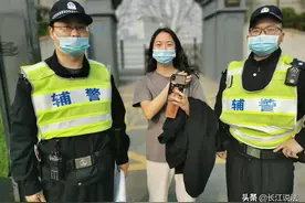 外卖骑手捡到万元手机，路口拦下警车请求寻找失主图片