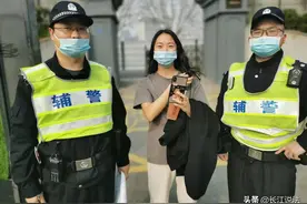 外卖骑手捡到万元手机，路口拦下警车请求寻找失主图片