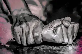 印度少女惨死家中，衣服被扒，全身遭凌迟，50岁的姑姑也被侮辱图片