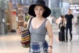 王雷老婆李小萌还挺有“肉”的，腿看着略显粗壮，但还挺自信的图片