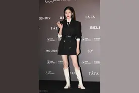 白鹿现身百丽国际大秀红毯，穿黑色连体衣精致时髦图片