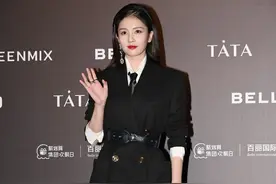 白鹿现身百丽国际大秀红毯，穿黑色连体衣精致时髦图片