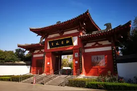 山远天高烟水寒。诗圣杜甫对故乡的遥望与期望图片