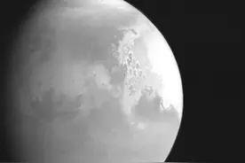 天问1号拍摄的火星照片，为什么是黑白的？不能拍彩色吗？图片